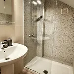 Stunning Attached House With Shared Pool, 3' To The Дом отдыха *