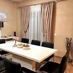 Дом отдыха Stunning Attached House With Shared Pool, 3' To The