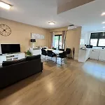 Stunning Attached House With Shared Pool, 3' To The Дом отдыха *