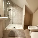 Stunning Attached House With Shared Pool, 3' To The