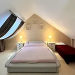 Дом отдыха Stunning Attached House With Shared Pool, 3' To The *