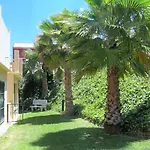 Дом отдыха Stunning Attached House With Shared Pool, 3' To The