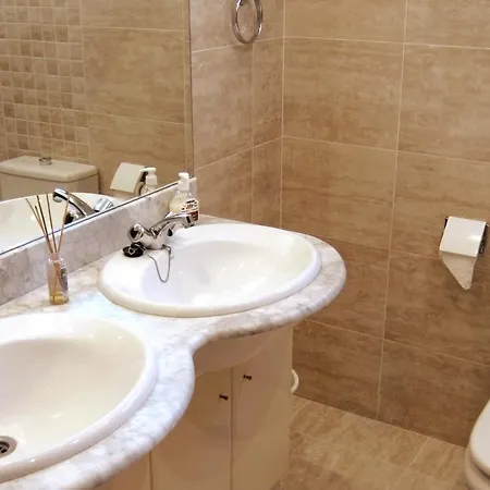 Дом отдыха Stunning Attached House With Shared Pool, 3' To The Бенальмадена