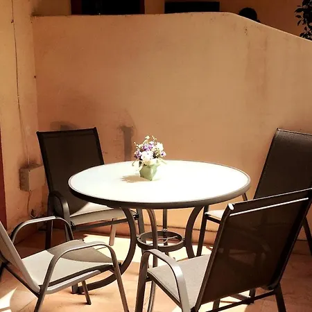 Дом отдыха Stunning Attached House With Shared Pool, 3' To The
