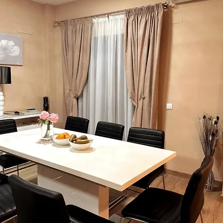 Dom wakacyjny Stunning Attached House With Shared Pool, 3' To The