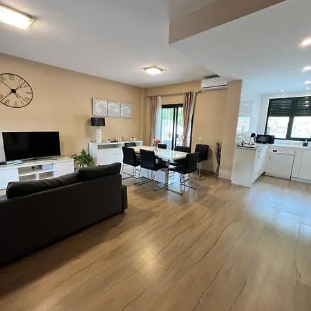 Stunning Attached House With Shared Pool, 3' To The Dom wakacyjny *