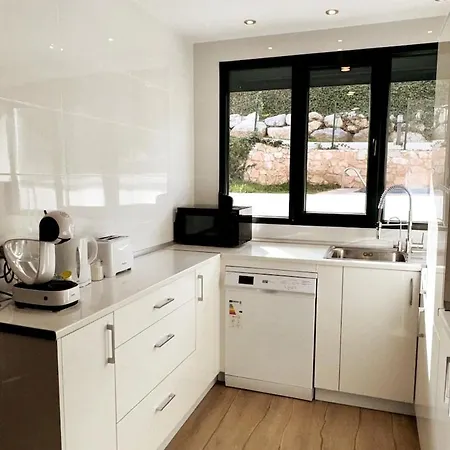 Stunning Attached House With Shared Pool, 3' To The Benalmádena