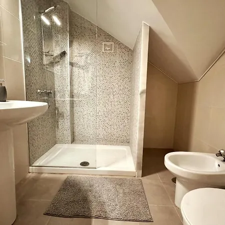 Stunning Attached House With Shared Pool, 3' To The