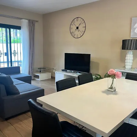 Stunning Attached House With Shared Pool, 3' To The Дом отдыха Бенальмадена
