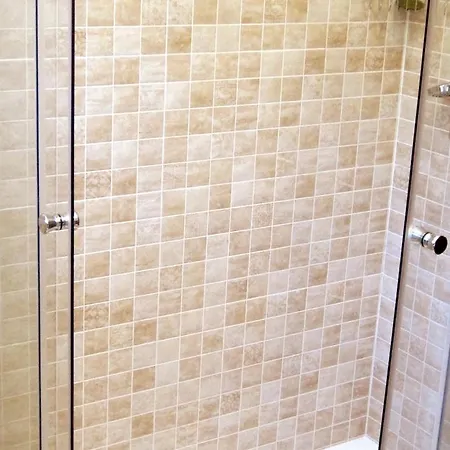 Dom wakacyjny Stunning Attached House With Shared Pool, 3' To The
