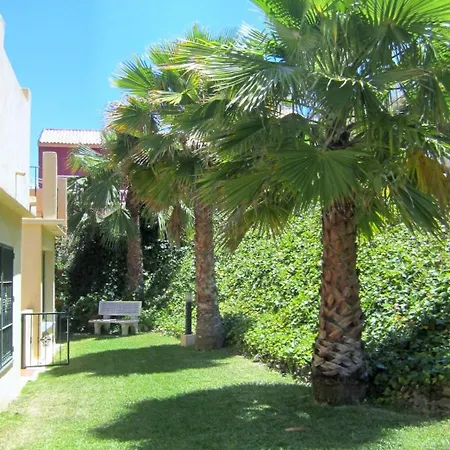 Dom wakacyjny Stunning Attached House With Shared Pool, 3' To The