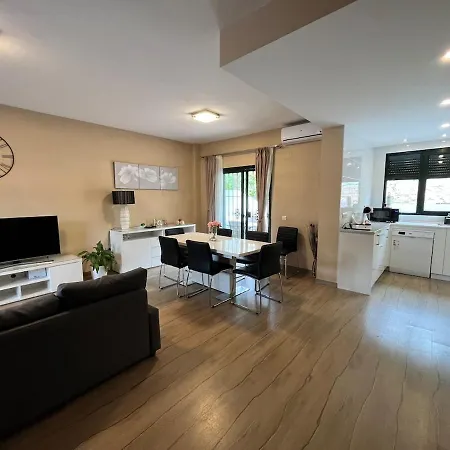 Stunning Attached House With Shared Pool, 3' To The *